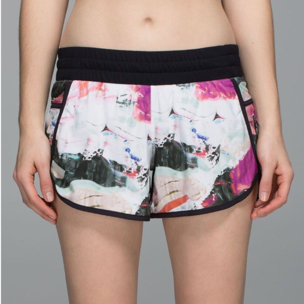 Lululemon Tracker Short III in Pigment Wave Multi / Black